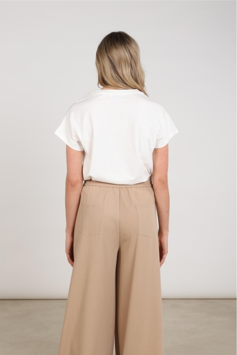 Nukus witte dames t-shirt | Model achteraanzicht