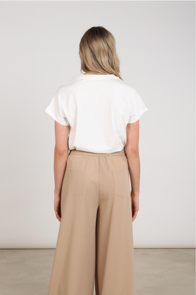 Nukus witte dames t-shirt | Model achteraanzicht