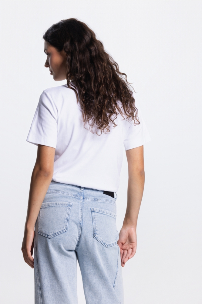 Juffrouw Jansen witte dames t-shirt | Model achteraanzicht