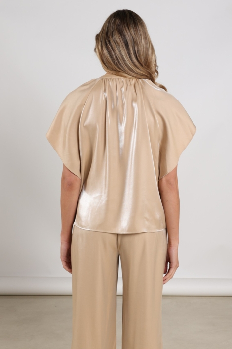 Nukus zand dames blouse | Model achteraanzicht