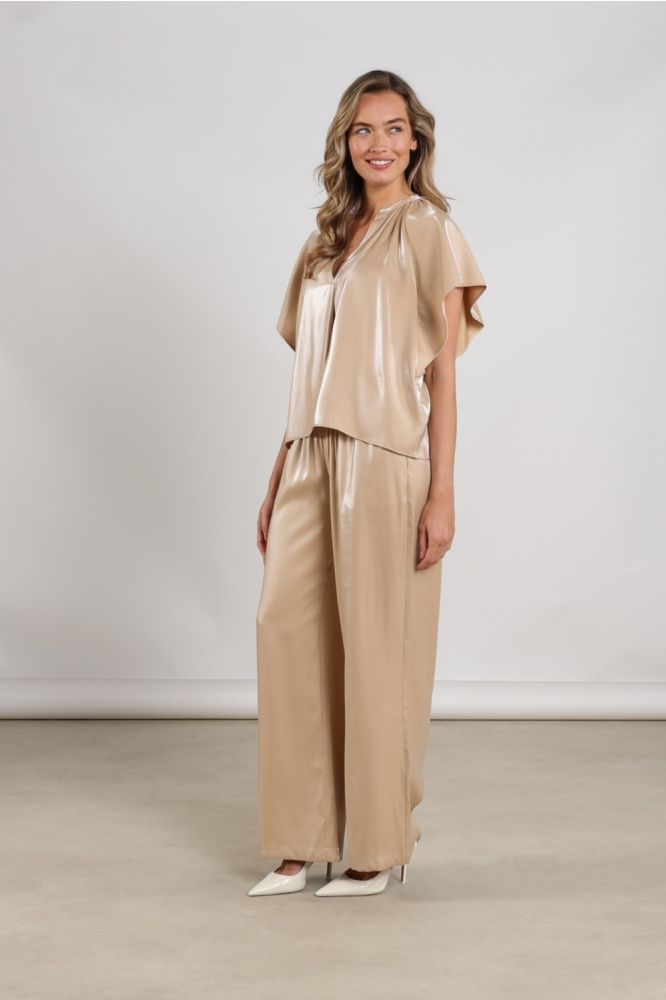 Nukus zand dames blouse | Model zijaanzicht