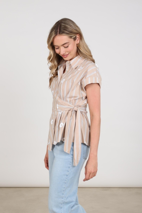 Nukus zand dames blouse | Model zijaanzicht