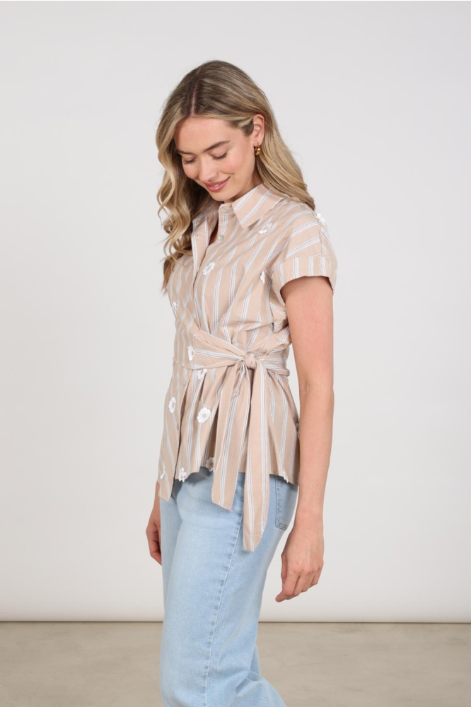 Nukus zand dames blouse | Model zijaanzicht