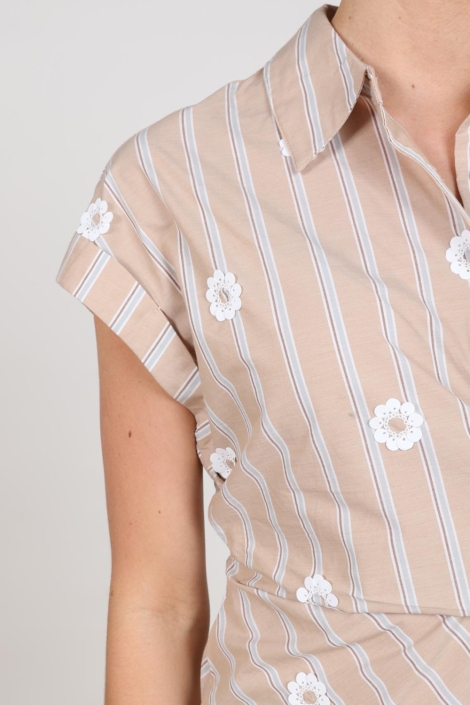 Nukus zand dames blouse | Close up