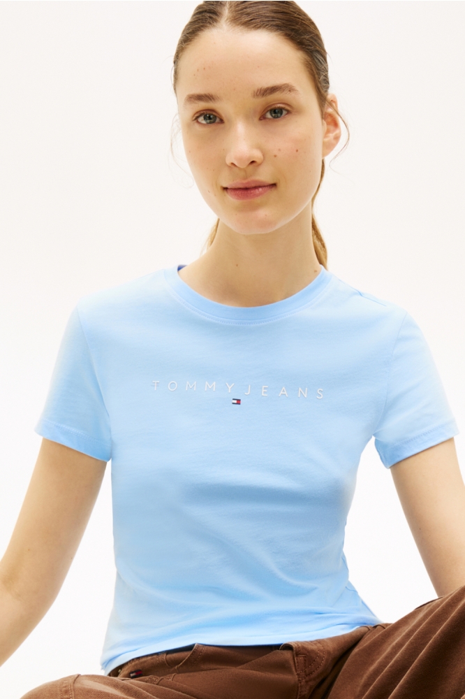 Tommy Jeans blauwe dames t-shirt | Model vooraanzicht