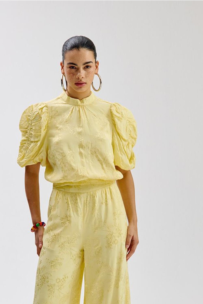 Harper & Yve gele dames blouse | Model vooraanzicht
