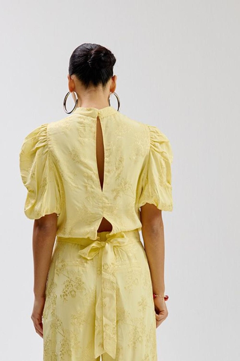 Harper & Yve gele dames blouse | Model achteraanzicht