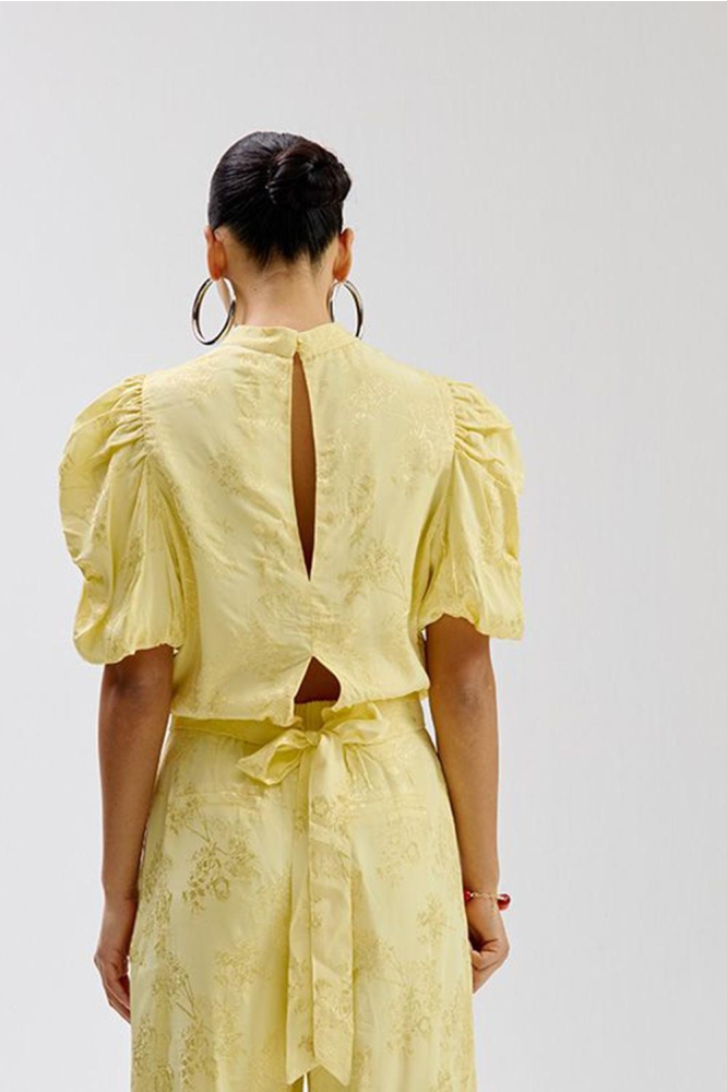Harper & Yve gele dames blouse | Model achteraanzicht
