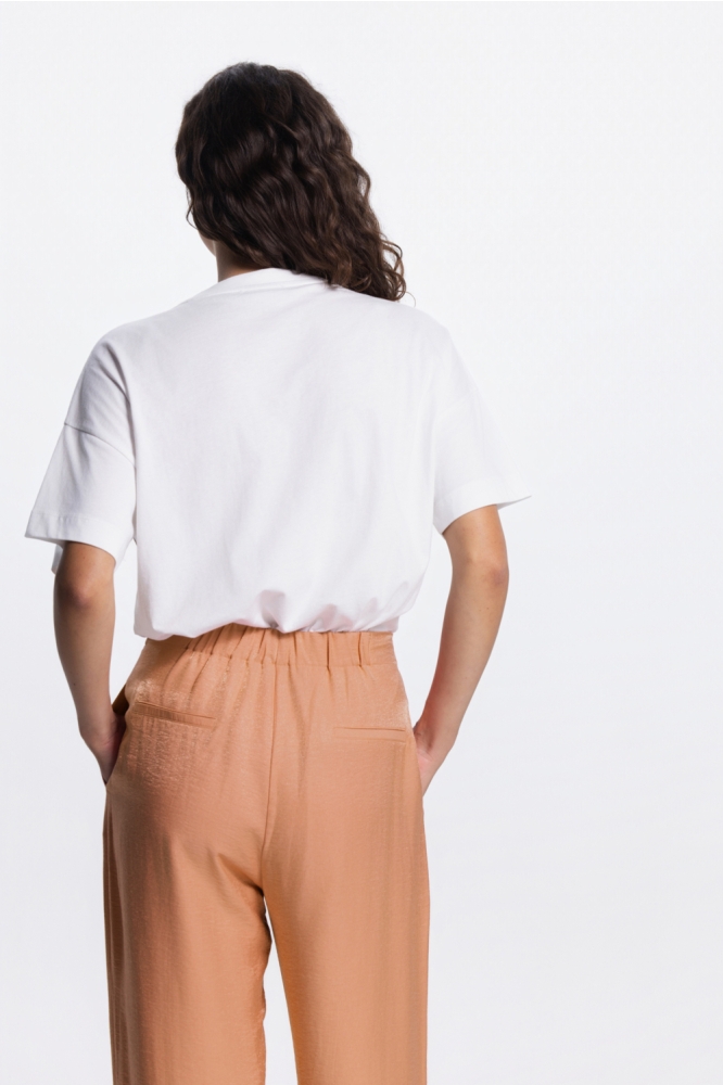 Juffrouw Jansen witte dames t-shirt | Model achteraanzicht