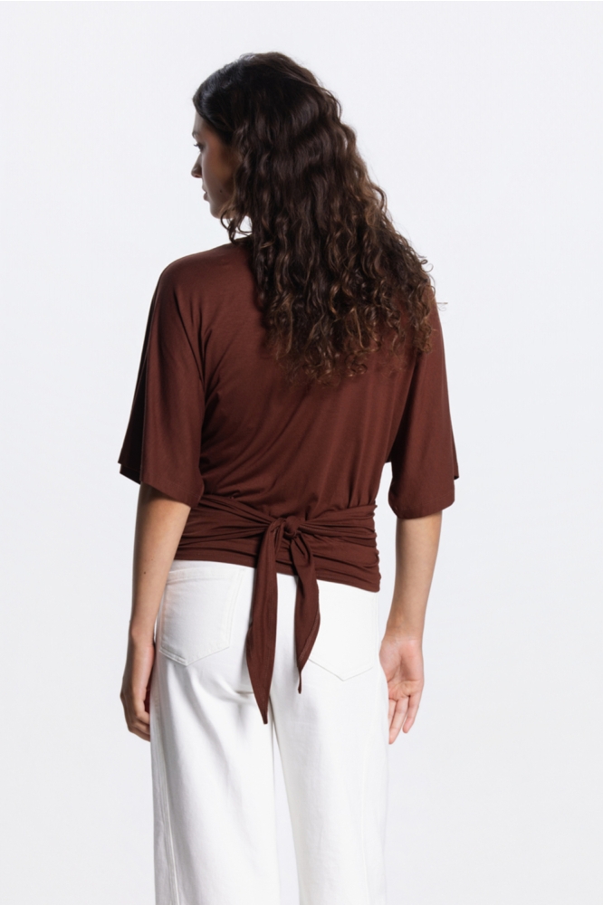 Juffrouw Jansen bruine dames t-shirt | Model achteraanzicht