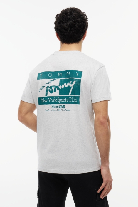 Tommy Jeans grijze heren t-shirt | Model achteraanzicht