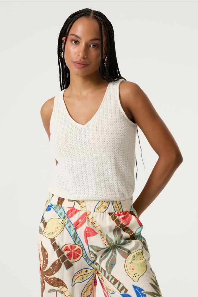 Garcia ecru dames top | Model vooraanzicht