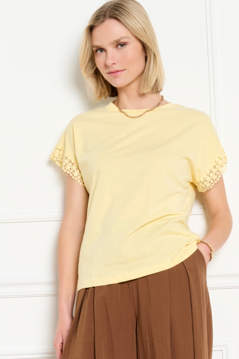LolaLiza gele dames t-shirt | Model vooraanzicht