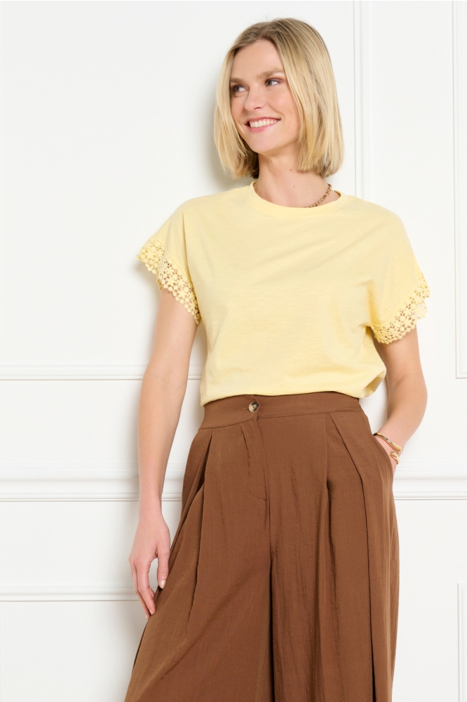 LolaLiza gele dames t-shirt | Model vooraanzicht