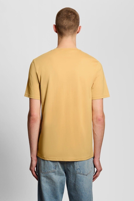 Lyle & Scott gele heren t-shirt | Model achteraanzicht