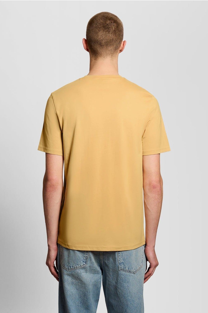 Lyle & Scott gele heren t-shirt | Model achteraanzicht