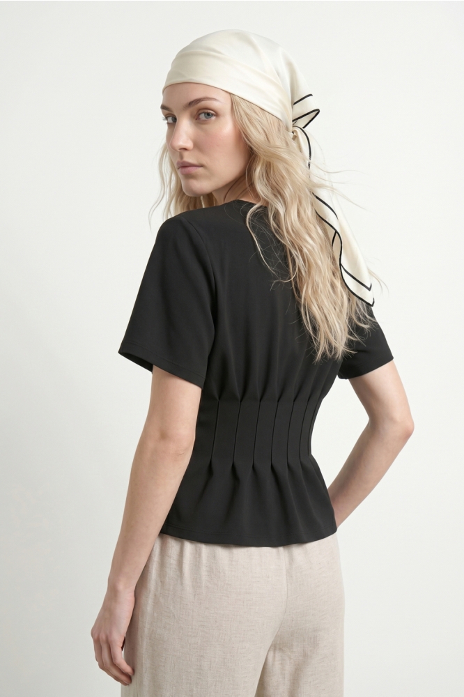 Hypedrop zwarte dames t-shirt | Model achteraanzicht