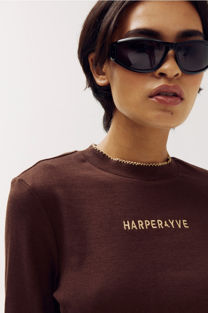 Harper & Yve bruine dames t-shirt | Close up