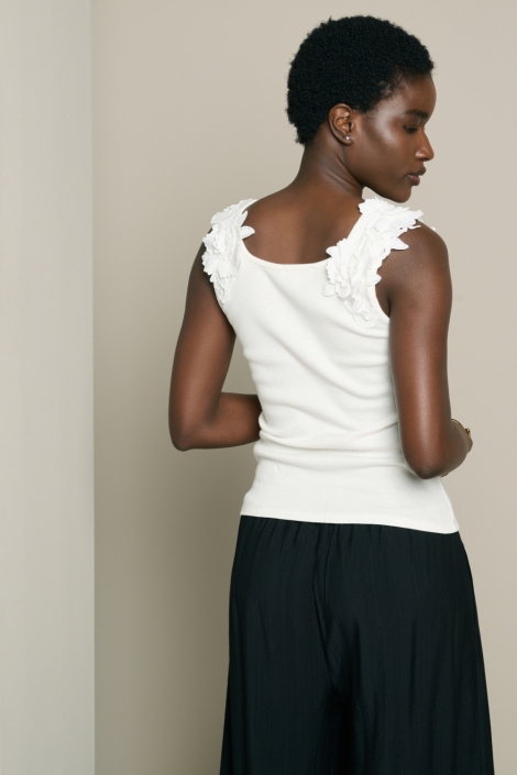 LolaLiza witte dames top | Model achteraanzicht