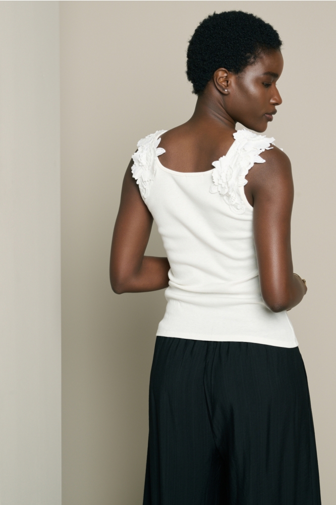 LolaLiza witte dames top | Model achteraanzicht