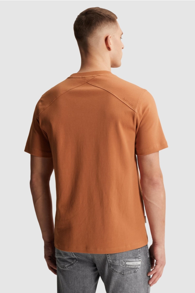 Cast Iron oranje heren t-shirt | Model achteraanzicht