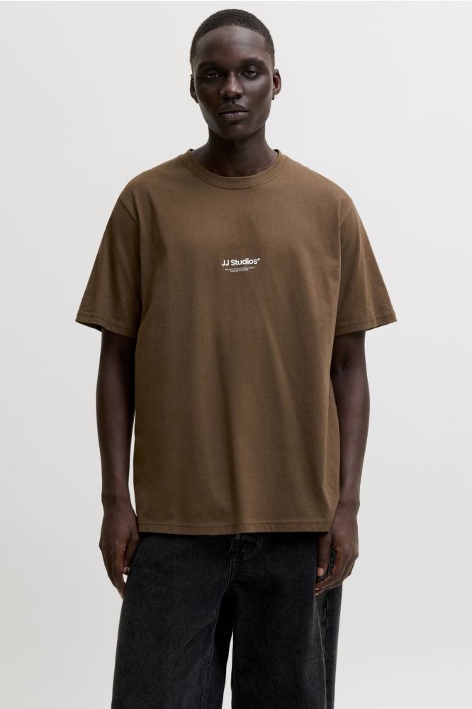 Jack & Jones bruine heren t-shirt | Model vooraanzicht