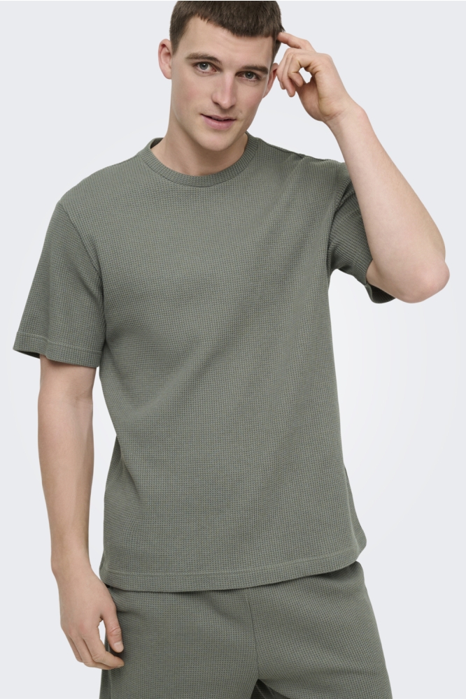 Only & Sons groene heren t-shirt | Model vooraanzicht