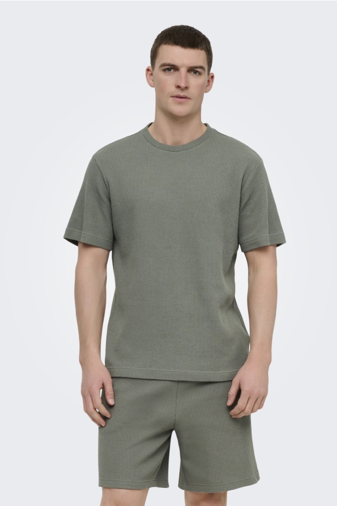 Only & Sons groene heren t-shirt | Model vooraanzicht