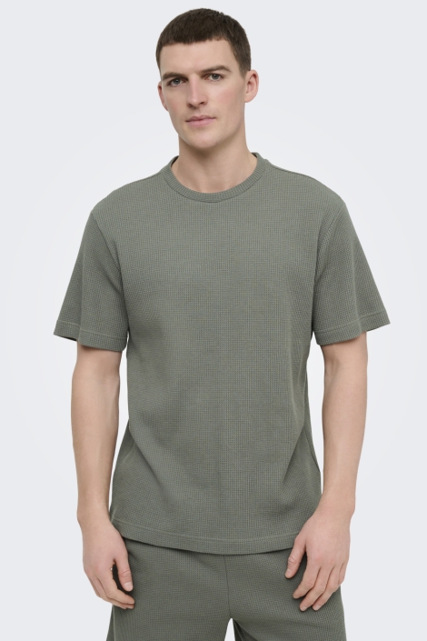 Only & Sons groene heren t-shirt | Model vooraanzicht