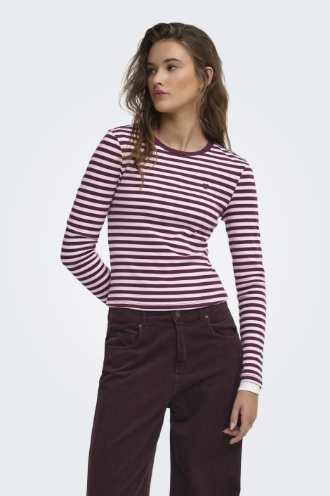Only bordeaux dames t-shirt | Model vooraanzicht
