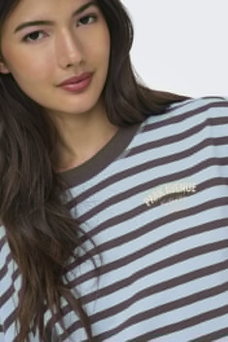 Only blauwe dames t-shirt | Close up