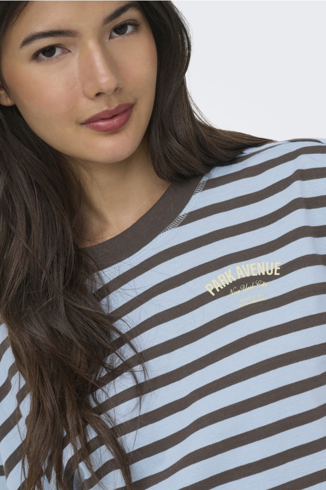 Only blauwe dames t-shirt | Close up