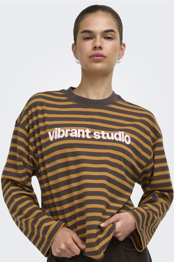 Only bruine dames t-shirt | Model vooraanzicht