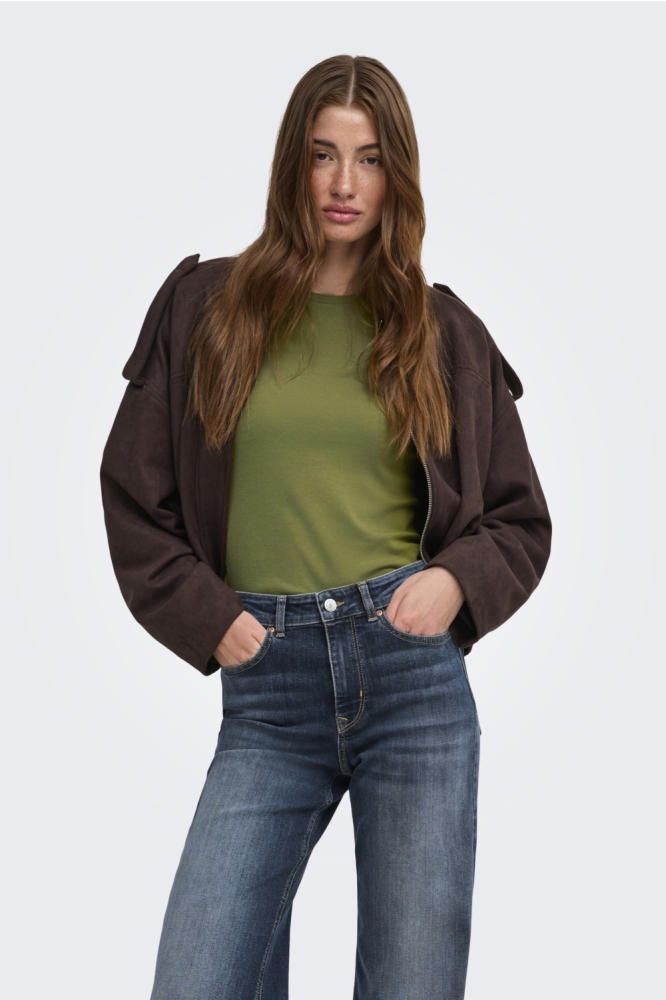 Only groene dames t-shirt | Model vooraanzicht