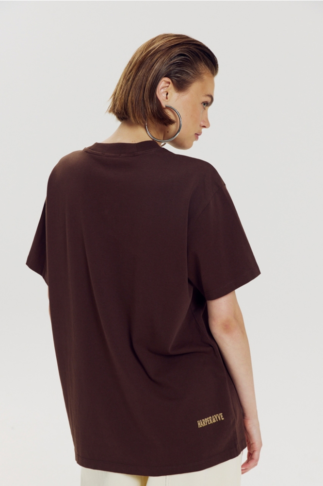 Harper & Yve bruine dames t-shirt | Model achteraanzicht