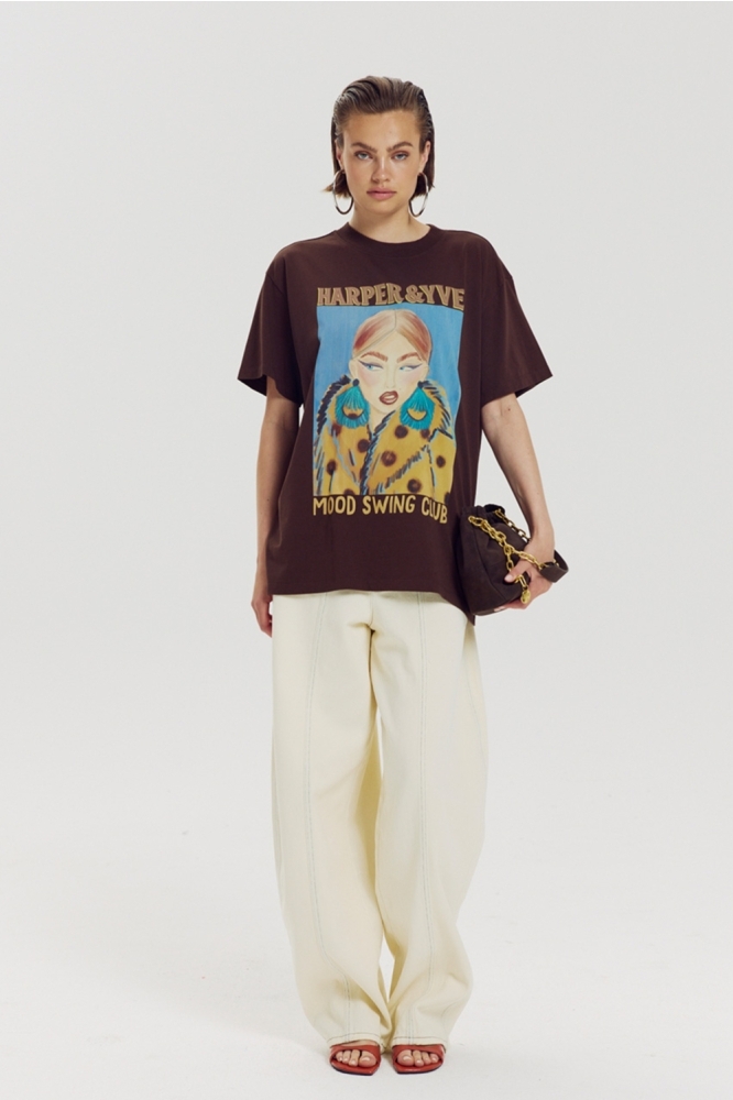 Harper & Yve bruine dames t-shirt | Model