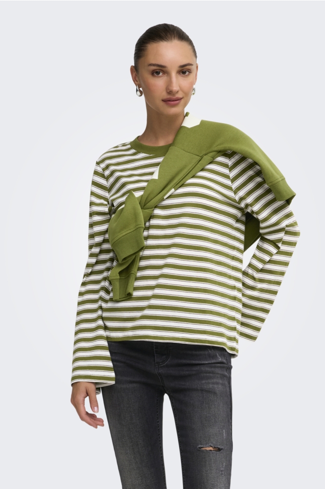 Only groene dames t-shirt | Model vooraanzicht