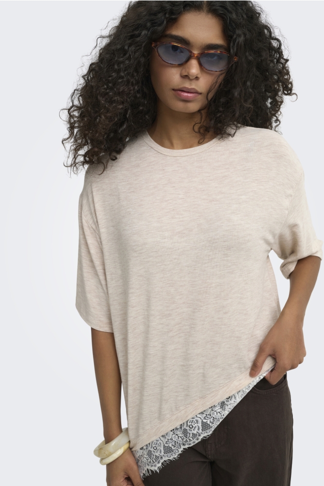 Only beige dames t-shirt | Model vooraanzicht
