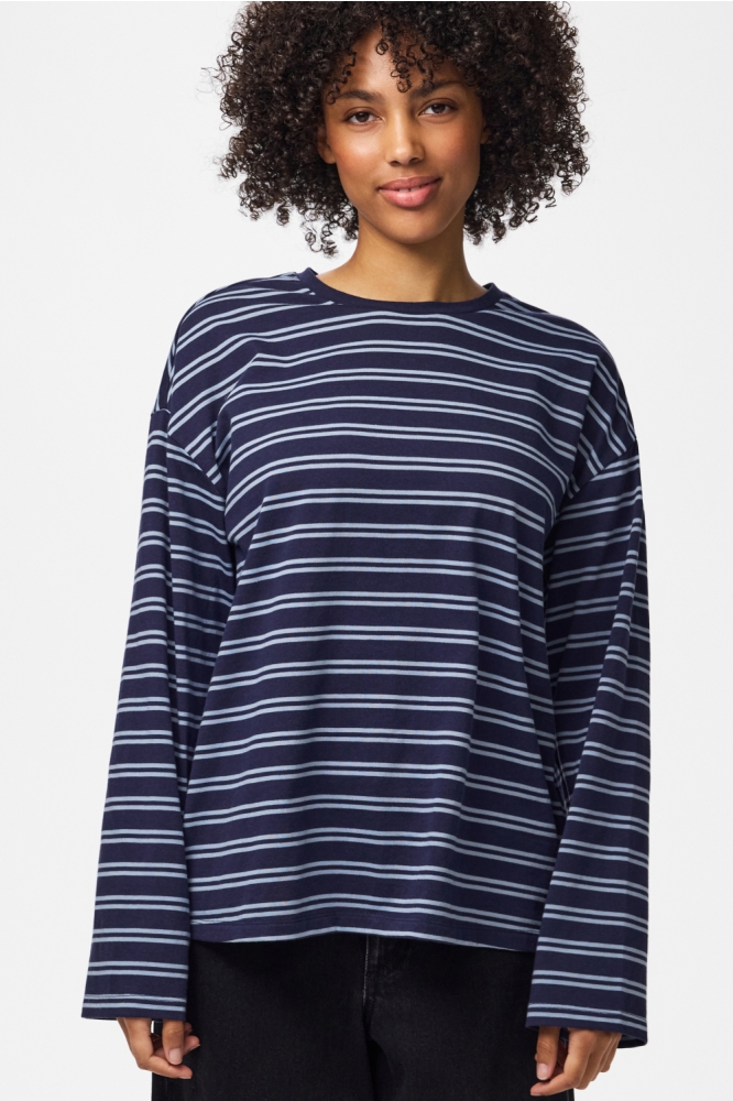 Pieces blauwe dames t-shirt | Model vooraanzicht