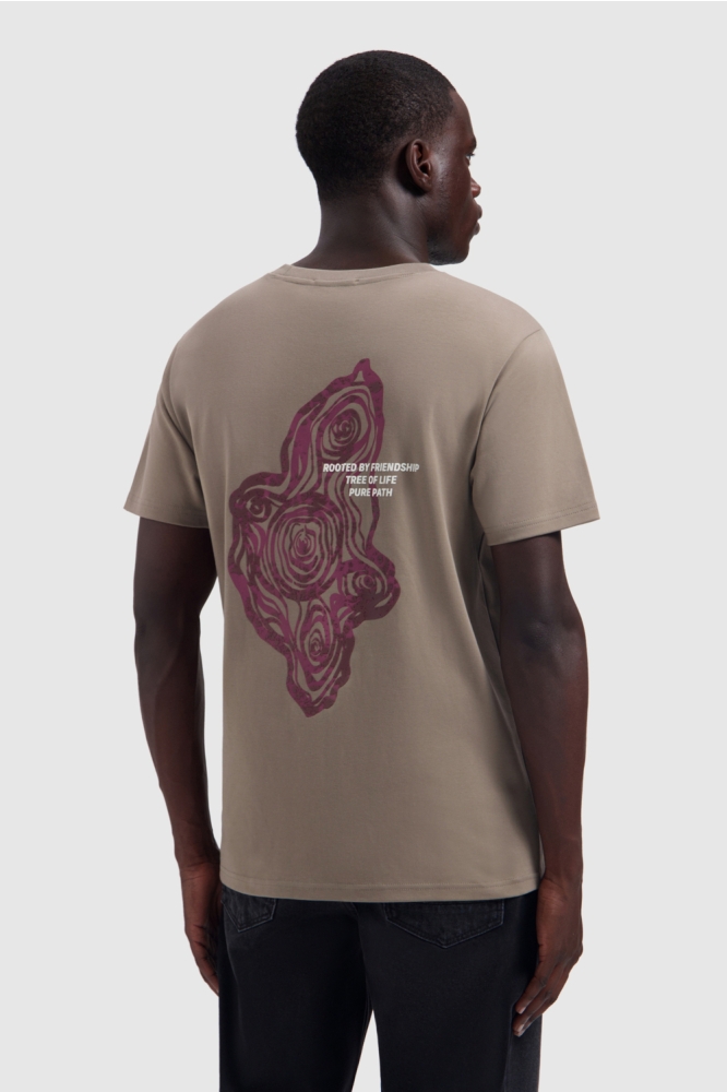 Pure Path taupe heren t-shirt | Model achteraanzicht