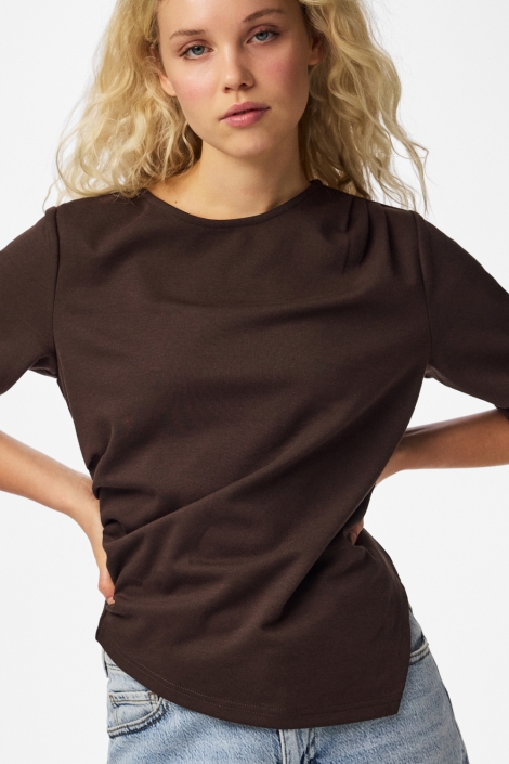 Pieces bruine dames t-shirt | Model vooraanzicht