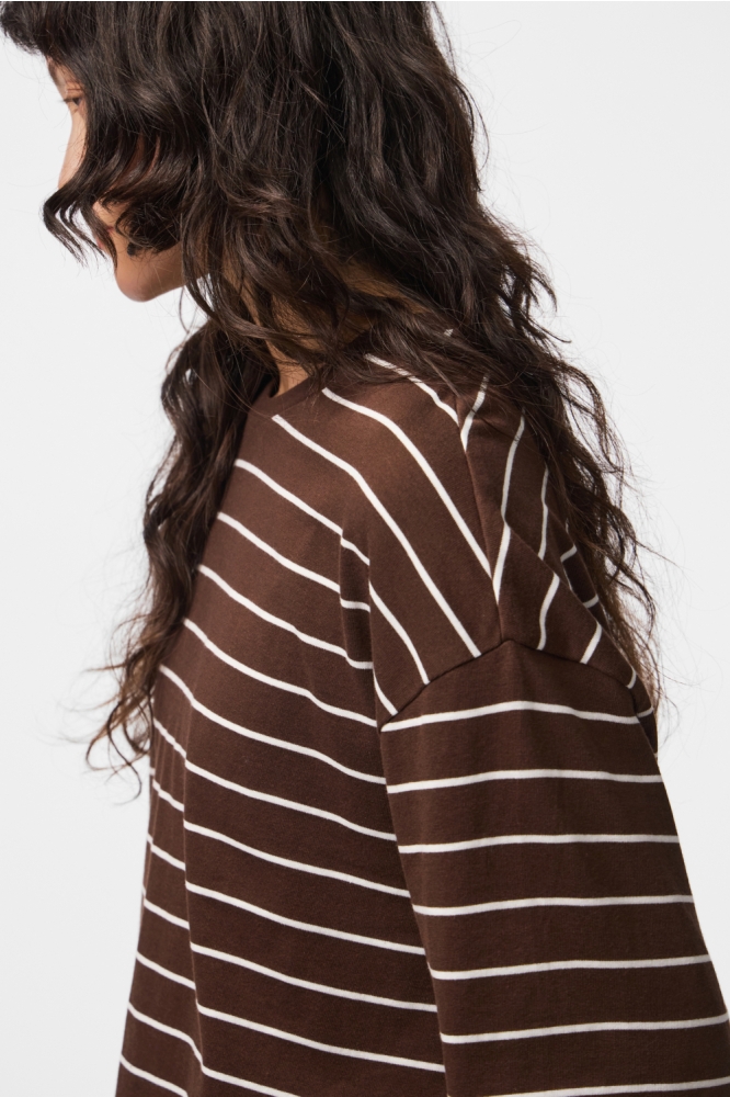 Pieces bruine dames t-shirt | Model zijaanzicht