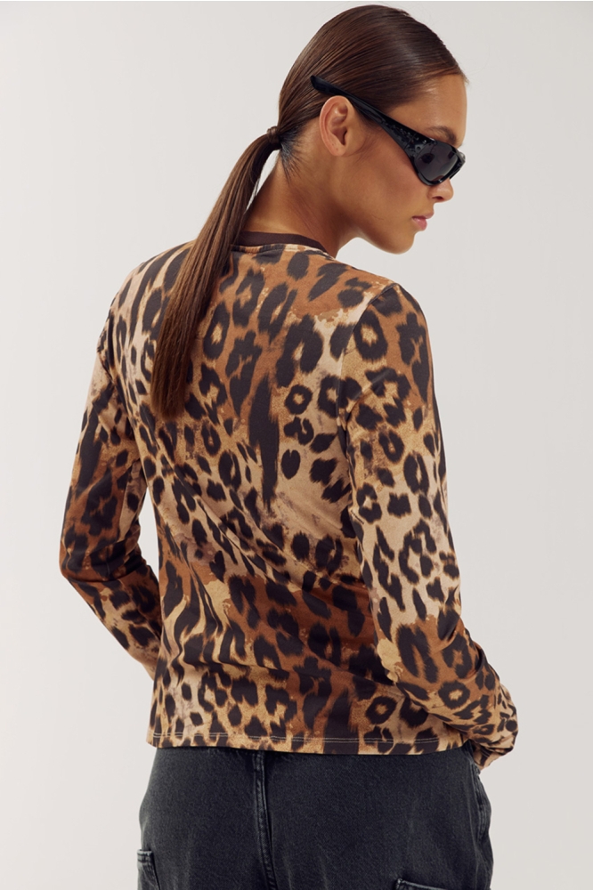 Harper & Yve camel dames t-shirt | Model achteraanzicht