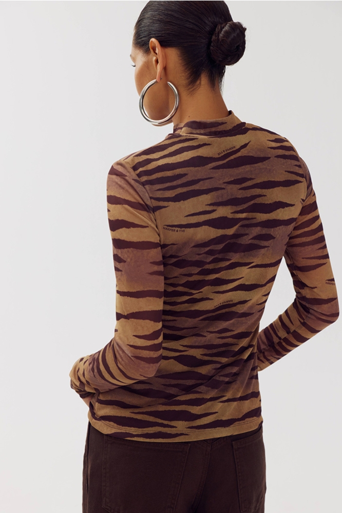 Harper & Yve camel dames t-shirt | Model achteraanzicht