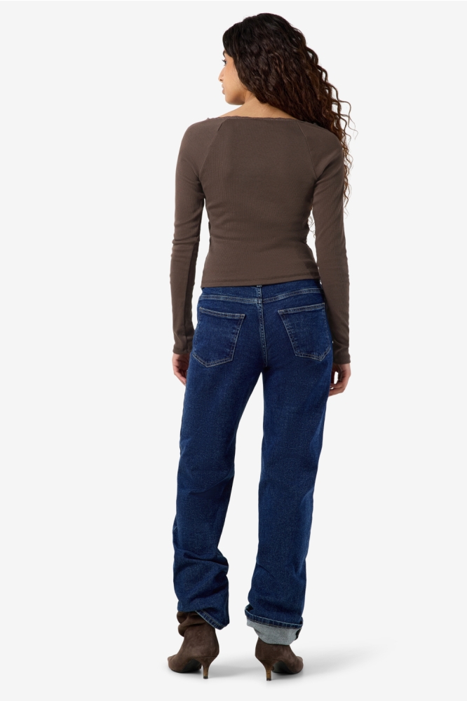 Noisy may bruine dames t-shirt | Model achteraanzicht