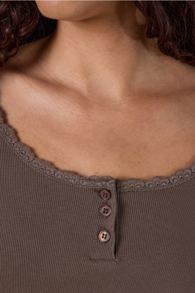 Noisy may bruine dames t-shirt | Close up