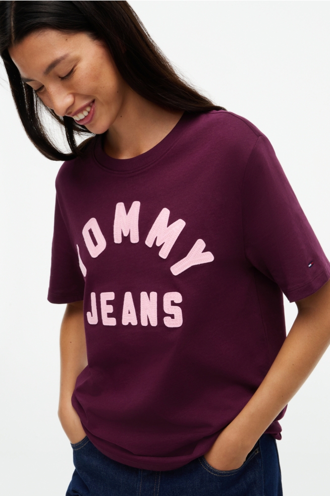 Tommy Jeans bordeaux dames t-shirt | Model zijaanzicht