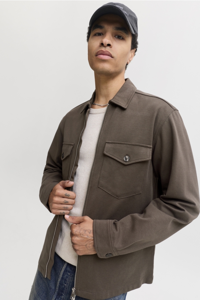 Jack & Jones bruine heren overhemd | Model vooraanzicht