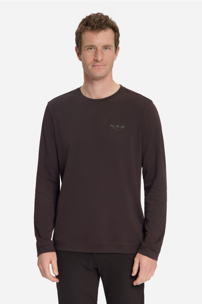 NO-EXCESS bruine heren sweater | Model vooraanzicht