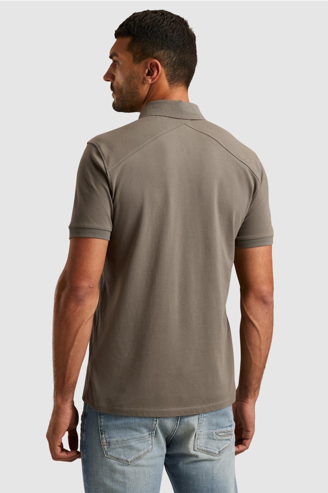 Cast Iron groene heren polo | Model achteraanzicht